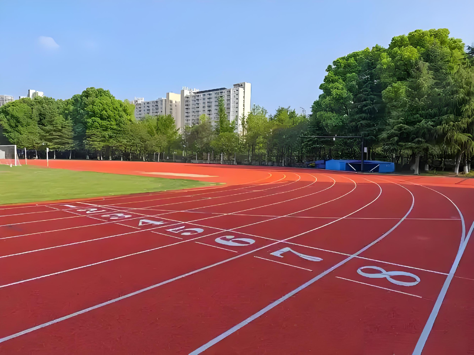 1744944770139833.jpg 學(xué)校跑道地面